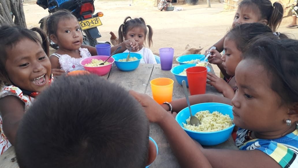 Niños y niñas almorzando juntos en el comedor de Maná, Pan en el Desierto