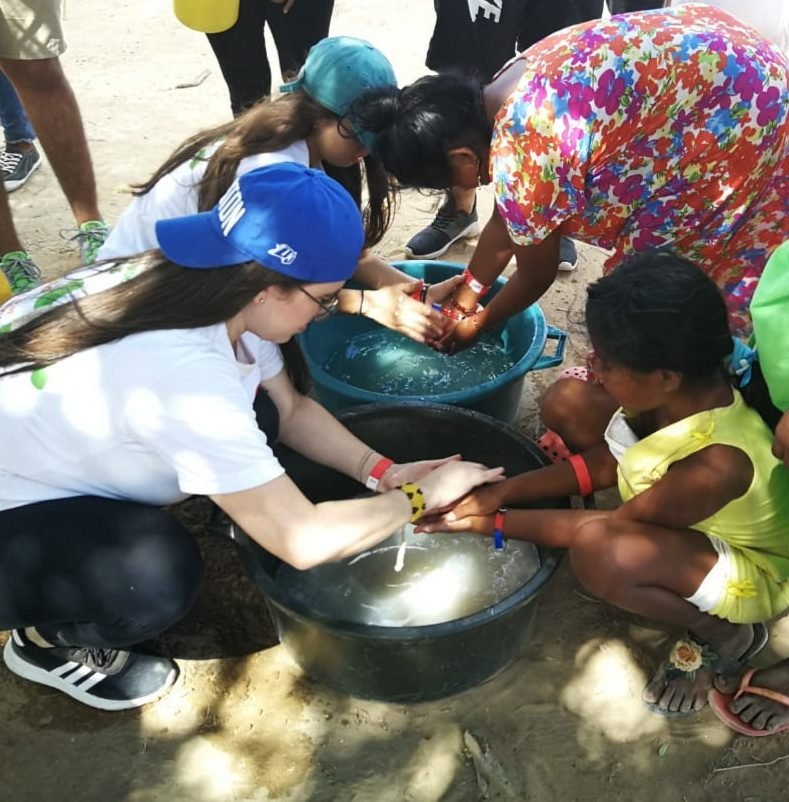 Niños wayúu participando en un taller de higiene con agua y jabón