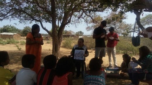 Niños reunidos frente al escenario durante una dinámica de Sembradores de Vida