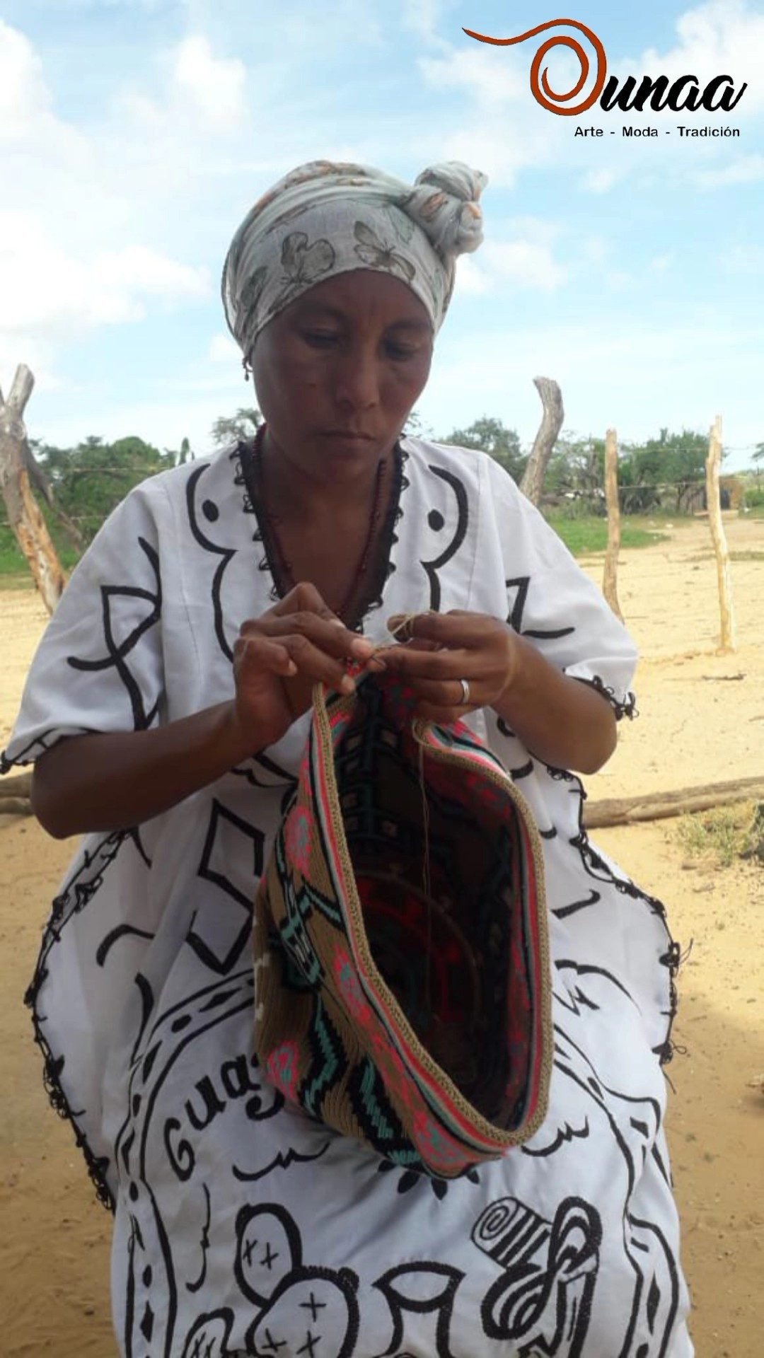 Artesana wayúu tejiendo una mochila del emprendimiento O'Unaa